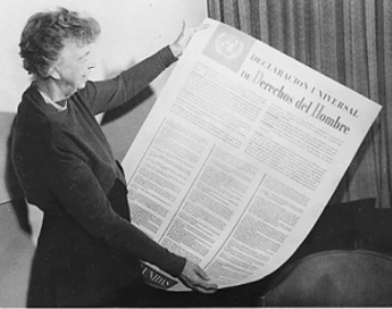 Eleanor Roosevelt, sostindo unha copia en castelá da DUDH
