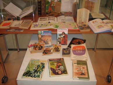 Libros expostos nunha exposición no Centro Comarcal Terra de Caldelas