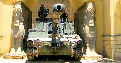 Tanque americano pasando pola porta dun pazo asirio (foto voltairenet.com)