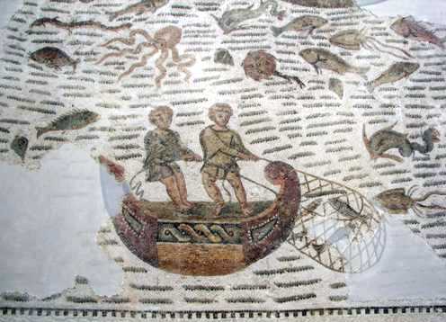 Uns mariñeiros botan un lance nun mosaico romano do Museu do Bardo, en Túnez.