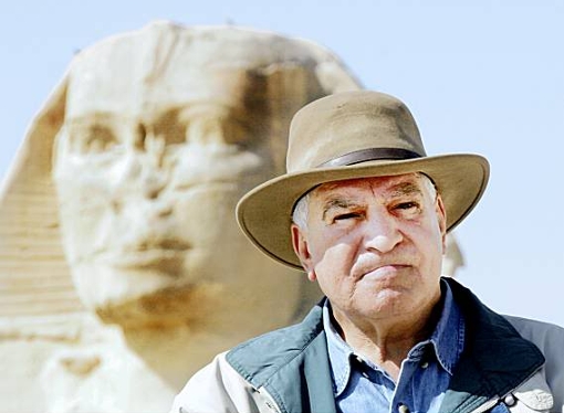 Zahi Hawass retratado por Amr Nabil (Associated Press)
