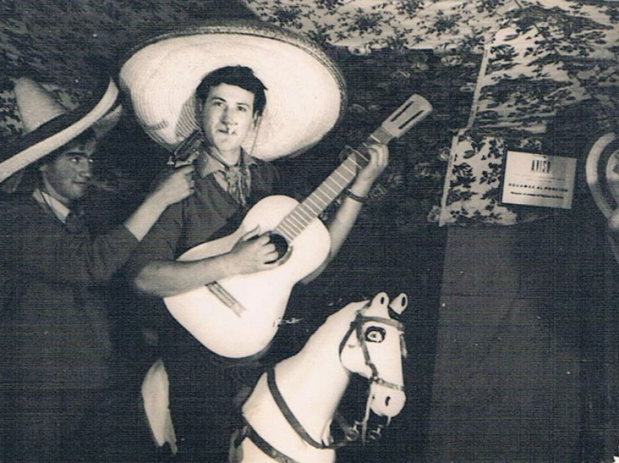 1966 - Con sombrero mejicano, a caballo tocando la guitarra