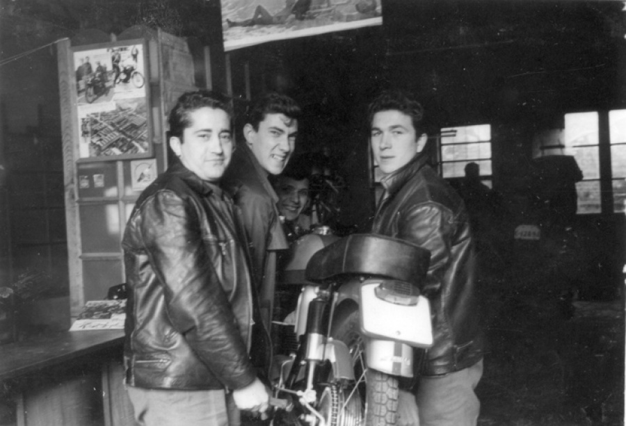 1964 - Revisando las motos