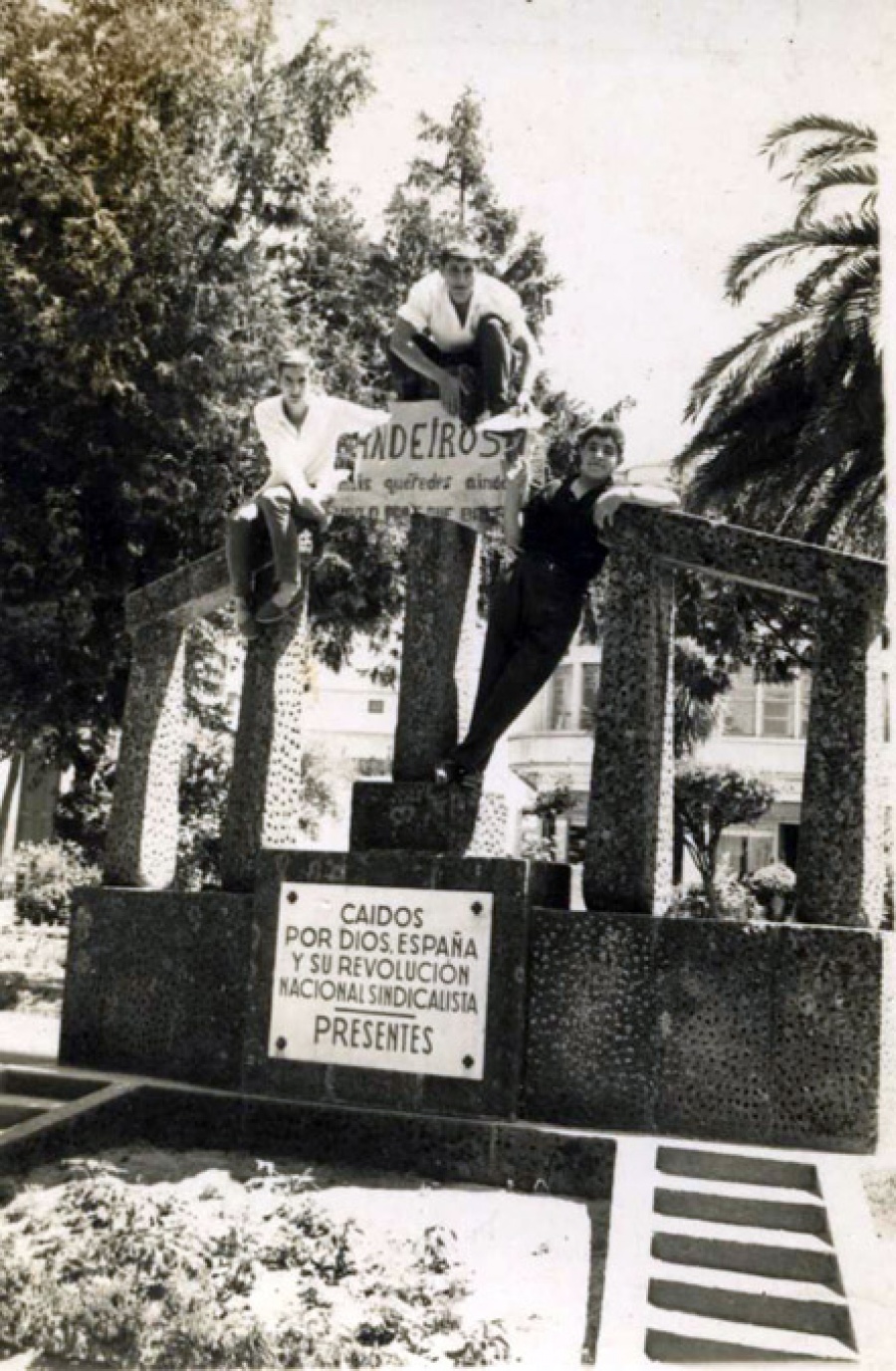 1963 - En el monumento a los caidos