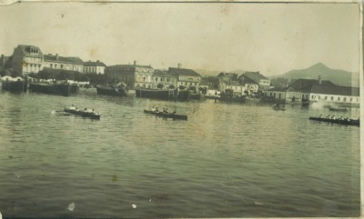 A o fondo as gabarras
