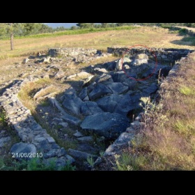 A Cidade de Lmbrica: Pedra con cruciforme no seu recinto