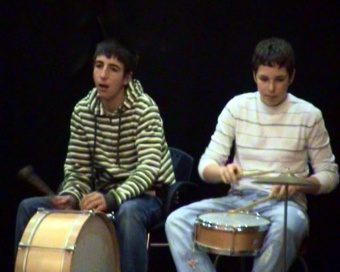 Os percusionistas Alvaro C e Jose Manuel B. co...