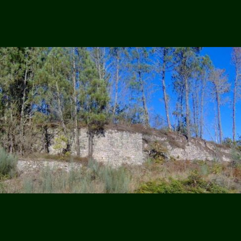 Muralla do castro de Mosteiro de Lobás (O Carballiño)